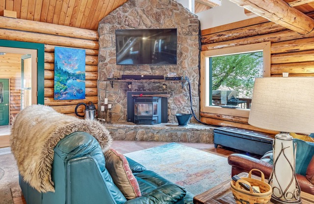 Dog friendly log cabin with mountain views and hot tub