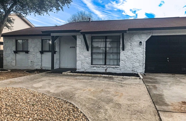 Dog-friendly modern home with private pool, W/D, & AC - near River Walk