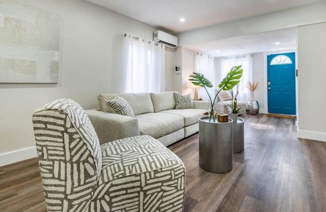 Dog Friendly ~ Near Las Olas Beach, Huge Backyard Patio w/BBQ Grill ~ Modern Oasis