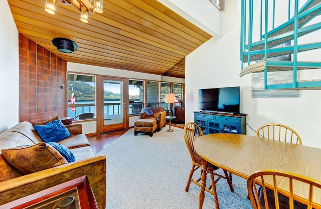 Dog-friendly, riverfront condo w/a full kitchen & stunning views