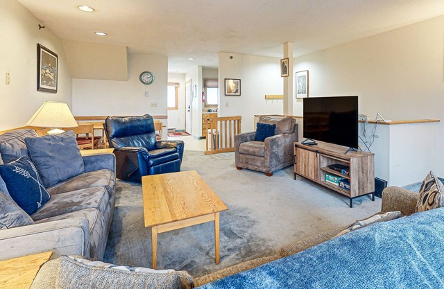 Dog-Friendly Slopeside Condo - Walk to Slopes - Fireplace, Firepit & WiFi