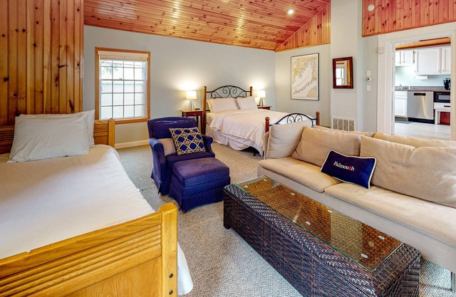 Dog-friendly studio just one mile from the beach with central AC, deck & firepit