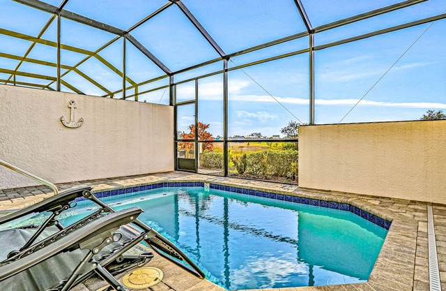 Dog-friendly townhome with private pool, screened lanai, fast WiFi, W/D, AC