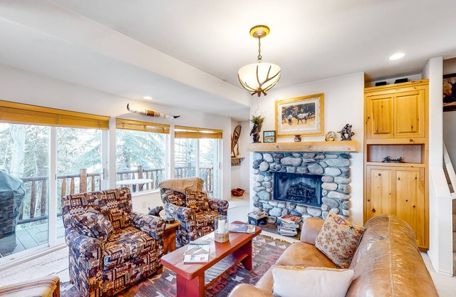 Dog-friendly townhome w/private hot tub & changing area w/boot warmers