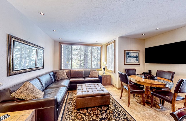 Dog-friendly condo near the Village with pools
