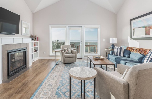 Dogs OK, Deck with Ocean and River Views. Private Hot Tub/Indoor Community Pool