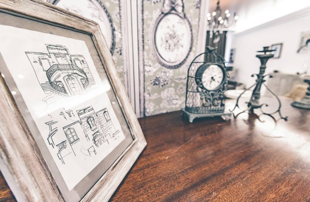 Dolce Vita downtown in a quiet street for sipping champagne