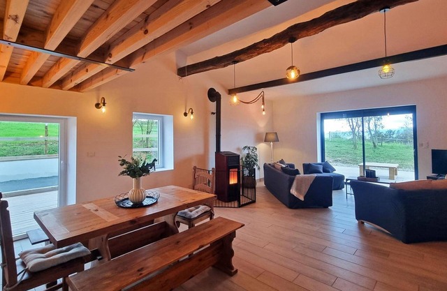 Domaine du Chaffat: Spacious lodgings with pool, pets allowed, wifi