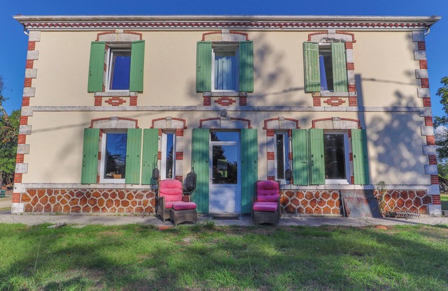 Domaine Les Maisons Des Houssats with shared pool, terrace and Wi-Fi