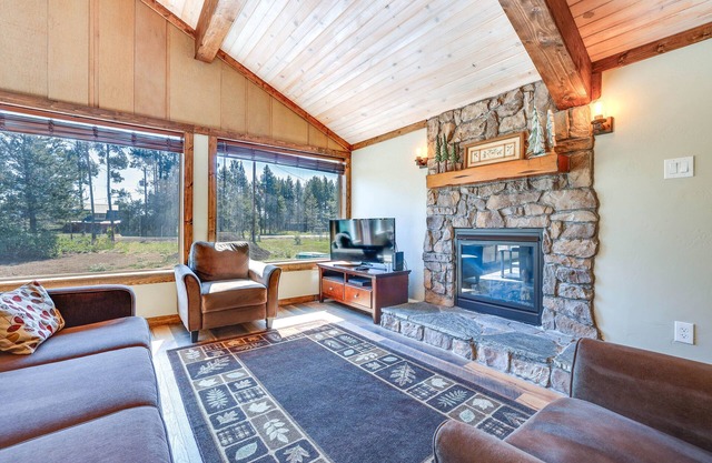 Donnelly Cabin w/Fire Pit: 5 Mi to Boat & Ski!