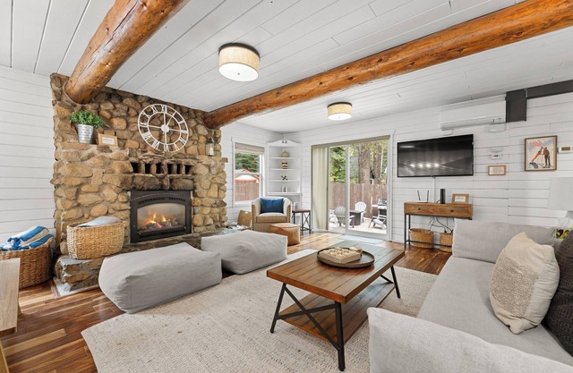 Donner Lake Cottage | Cozy Pet Friendly Cottage