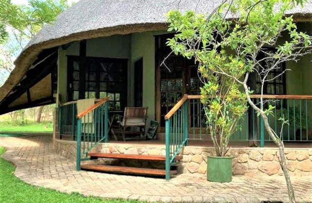 Double lodge on natural African bush - 2112