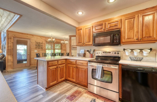 Down By the River-Fireplace-Jacuzzi-River Access