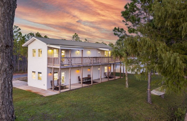 Downstairs lake front unit minutes from the beach! Bonfire, hammock, BBQ, fish!