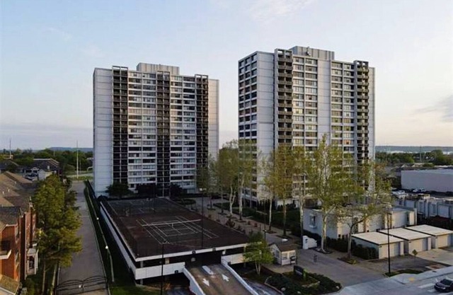 Downtown 1-bedroom condo in high rise great view!