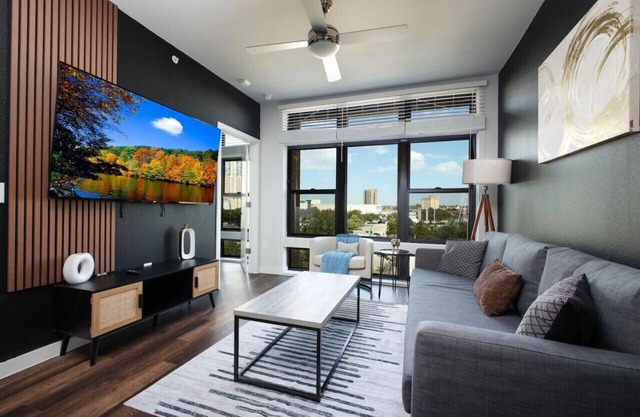 Downtown 1BR w/Gym, Parking Near Rvrwalk &Dome