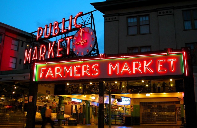 Downtown, 2 BR,WATER VIEW. 98% Walk Score! FREE Pkg-Hot Tub, Pool, weight room