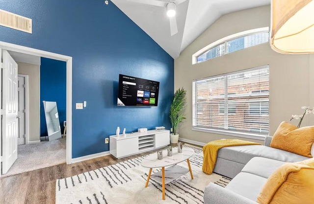 Downtown 2BR, 2BA Ideal Living!