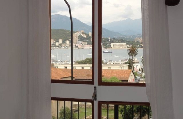 Downtown, Air-conditioned and Coquet-15 mn walk from the beaches