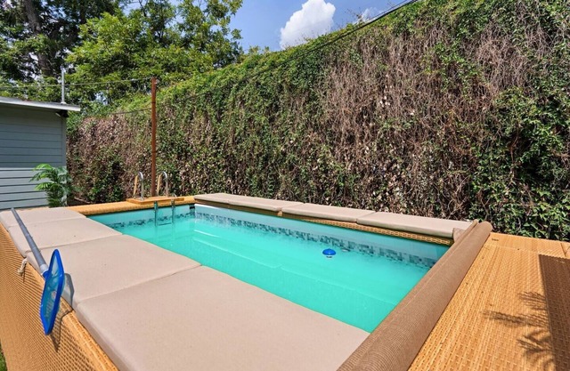 Downtown Austin Hangout with Pool - walk to Rainey!