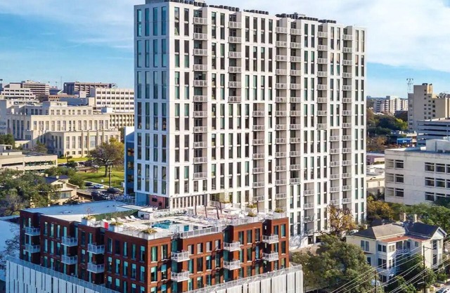 Downtown Austin: Luxe 2-Bed Condo with Rooftop Pool & F1 Thrills!n