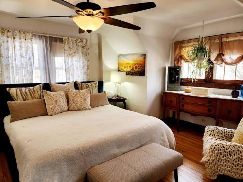 Downtown Boho Home wOffice Yoga StudioKing Bed