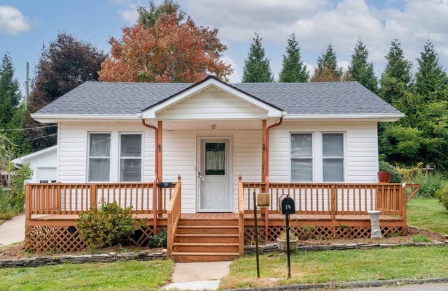 Downtown Burnsville, NC, Walk to everything from the property, Food, Bars, Music