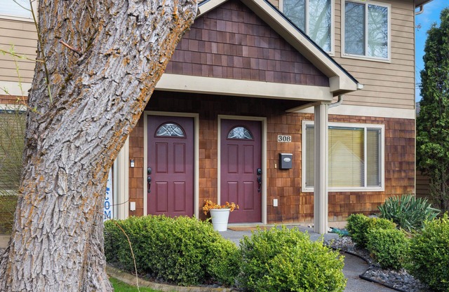 Downtown CDA Easy Walk to Beach and Tubbs Hill W/BBQ and Patio