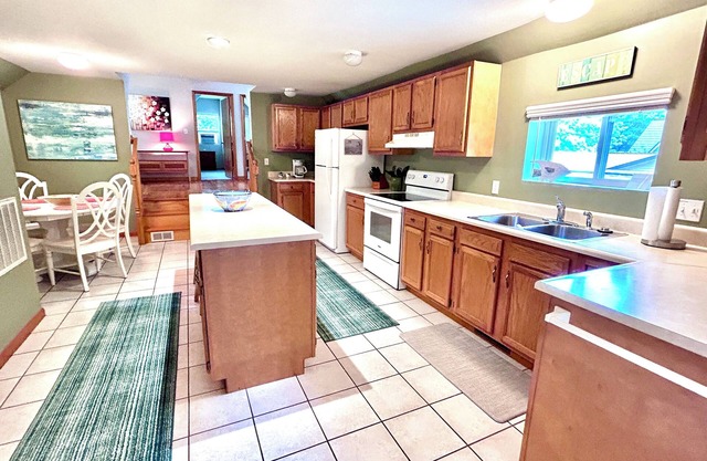 Downtown Charlevoix: Upper -Super Location & Ratings!-3 blocks to Lake Michigan!