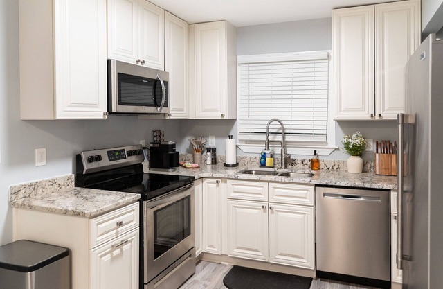 Downtown CLT, 4 BD/3BTH, Fenced Yard, Free Parking