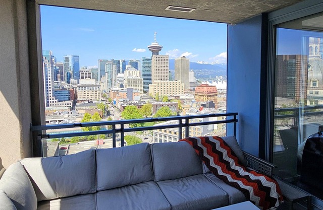 Downtown Condo qnwith 2 Beds, Large Balcony, Amazing Views & Free Parking