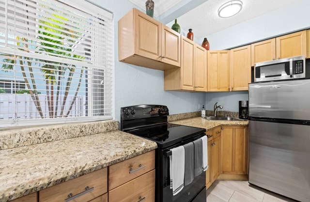 Downtown Delray Studio With Private Yard.