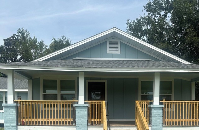 Downtown Dream-Renovated historic 1930s house-walking distance to DT Carrabelle!
