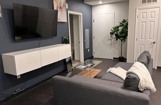 Downtown Gem near stadiums and PPG with AC, WiFi and Heater.