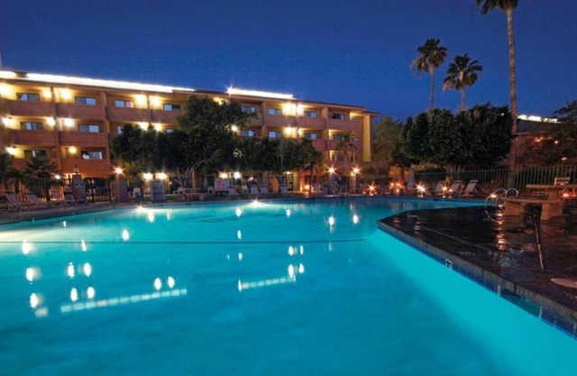 Downtown Getaway! Stylish Unit, Hot Tub, Pool and Parking