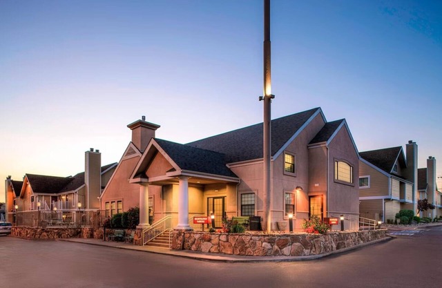 Downtown Haven w/Kitchen and Complimentary Breakfast | Outdoor Pool Access