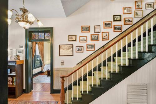 Downtown Historic Victorian Steps to Clay Theatre
