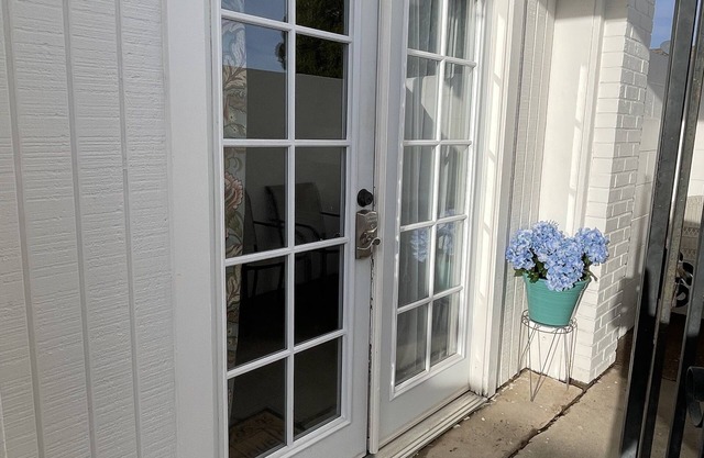 Downtown Historic district studio,Le Garage. Walk to Farmer's market, parks&more