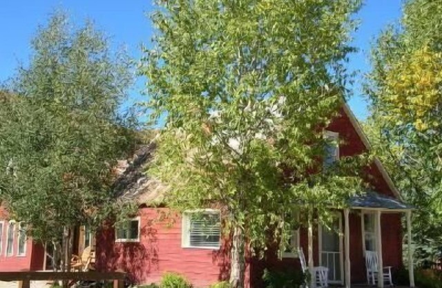 Downtown historic appeal only 1/2 block from Elk! Private HOT TUB!