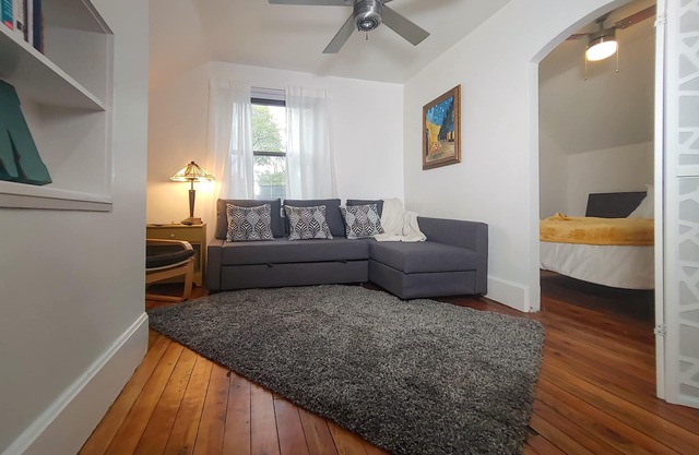 Downtown home blocks to the beach w/king bed, deck fire pit & air conditioning