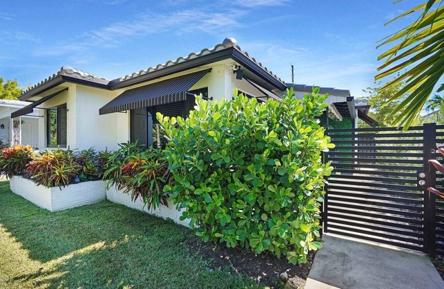 Downtown HWD Retreat | Backyard + Near Beach-CS61