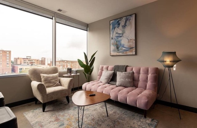 Downtown KC 2 Bedroom King/Queen/Sports Complex