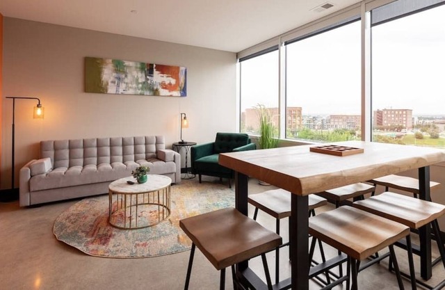 Downtown KC 2 Bedroom King/Queen Stunning View