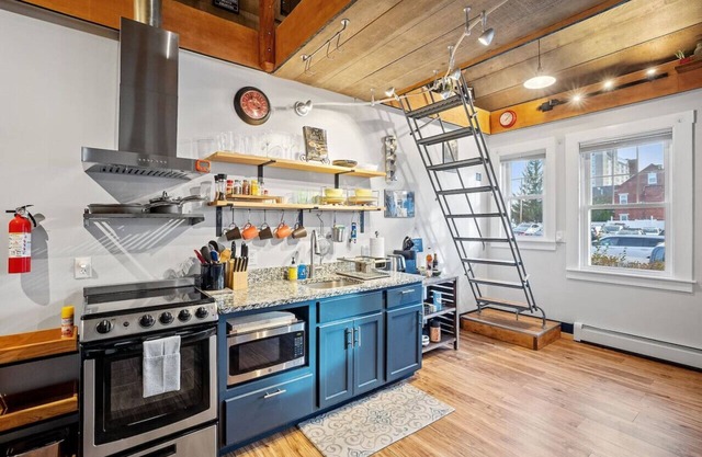 Downtown Loft w/Private Entry & Updates