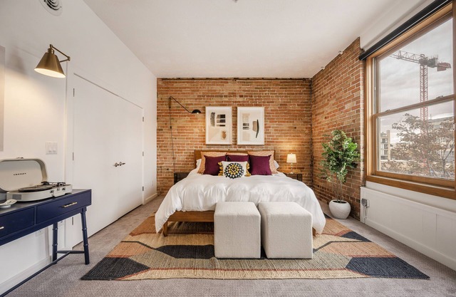 Downtown Loft w/Gated Parking