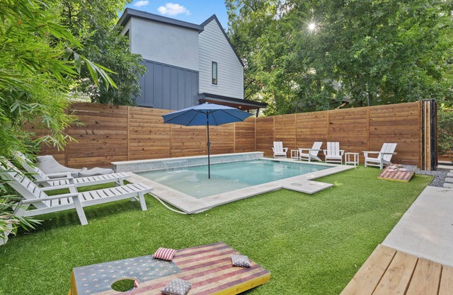 Downtown Luxury Oasis - Heated Pool - 5 Bedrooms