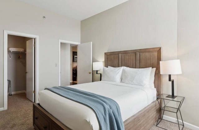 Downtown Pittsburgh | Steps to Convention Center & Dining | Kitchen & Gym