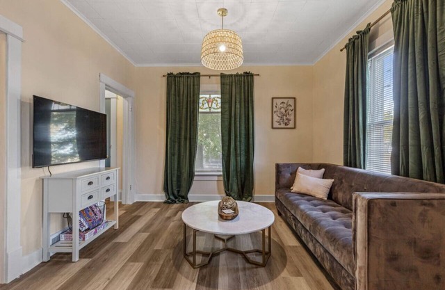 Downtown Retreat - Cozy Home Near Iconic Downtown