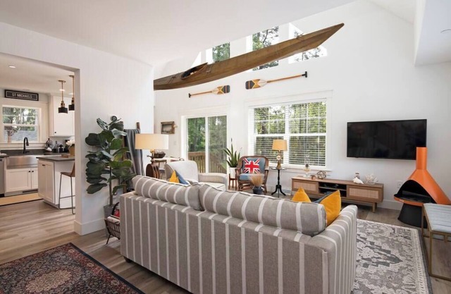 Downtown Retreat with Bikes, Fire Pit & Kayaks