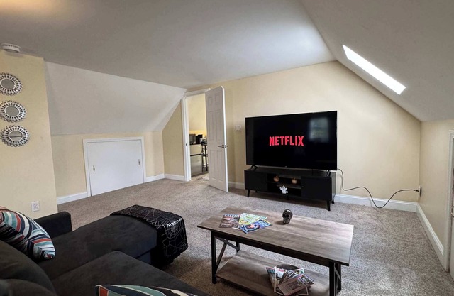 Downtown Salem Retreat 2BD 3rd Floor